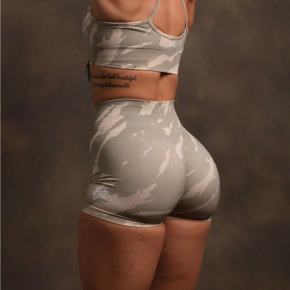 DARC SPORT “ TALE OF TWO WOLVES” CACTUS GRAY NATIVE CAMO SHORTS ~ LARGE